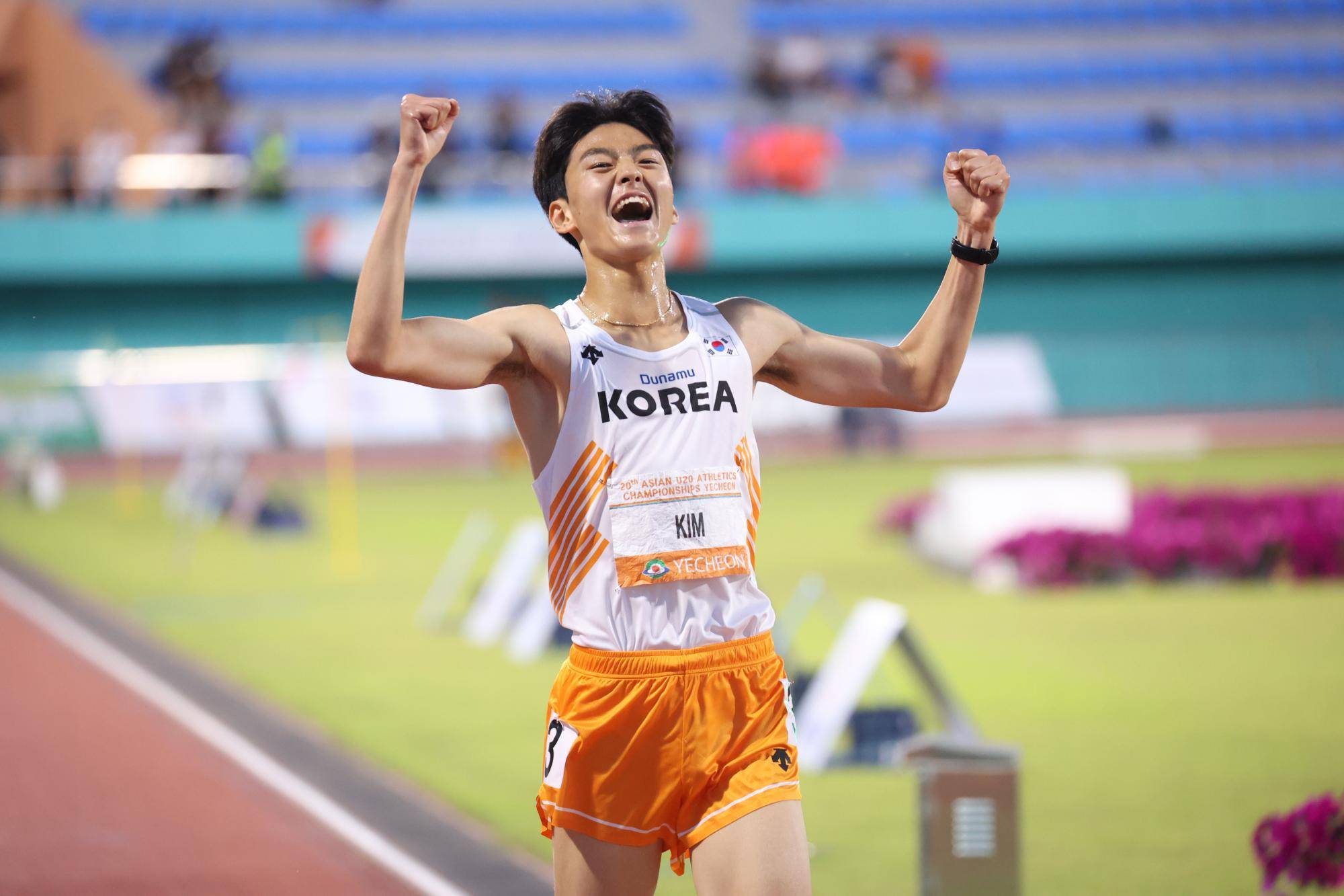 0604 Field photo of the AUC game 12